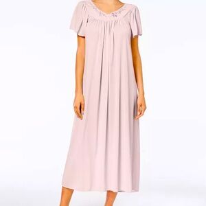 NWT Light Pink Embroidered Nightgown from Miss Elaine Macy’s Medium